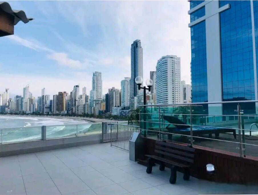Frente Mar com Piscina, Garagem e Vista Linda