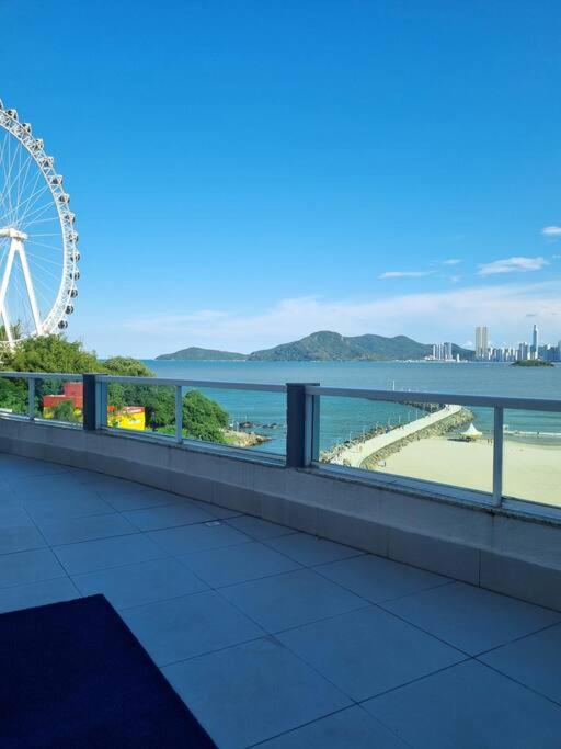 Frente Mar com Piscina, Garagem e Vista Linda