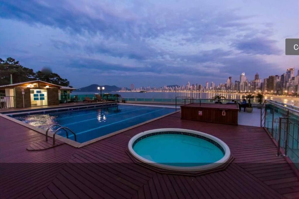 Frente Mar com Piscina, Garagem e Vista Linda