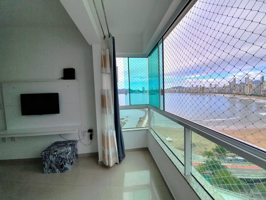 Frente Mar com Piscina, Garagem e Vista Linda