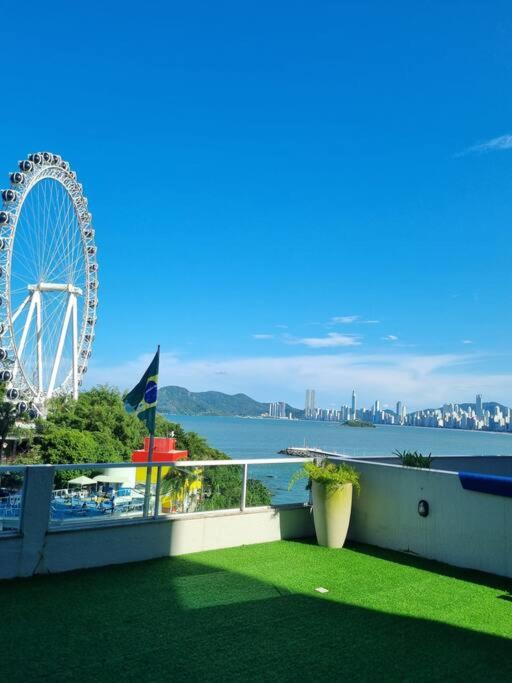 Frente Mar com Piscina, Garagem e Vista Linda