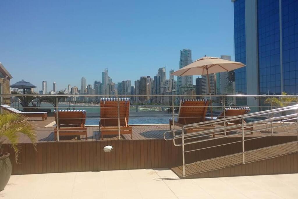 Frente Mar com Piscina, Garagem e Vista Linda
