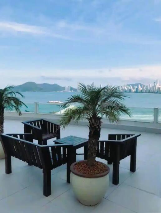 Frente Mar com Piscina, Garagem e Vista Linda