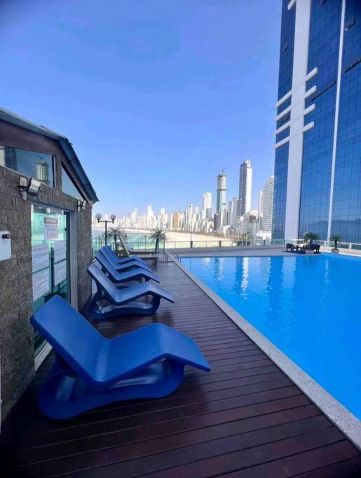 Frente Mar com Piscina, Garagem e Vista Linda