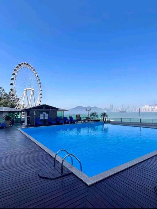 Frente Mar com Piscina, Garagem e Vista Linda