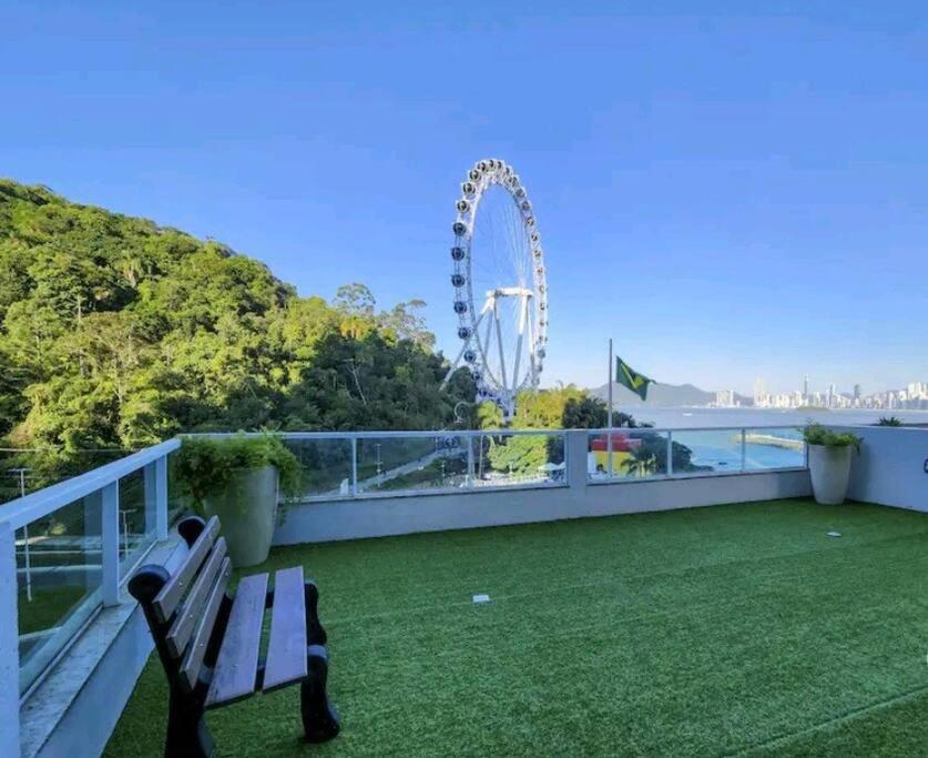 Frente Mar com Piscina, Garagem e Vista Linda
