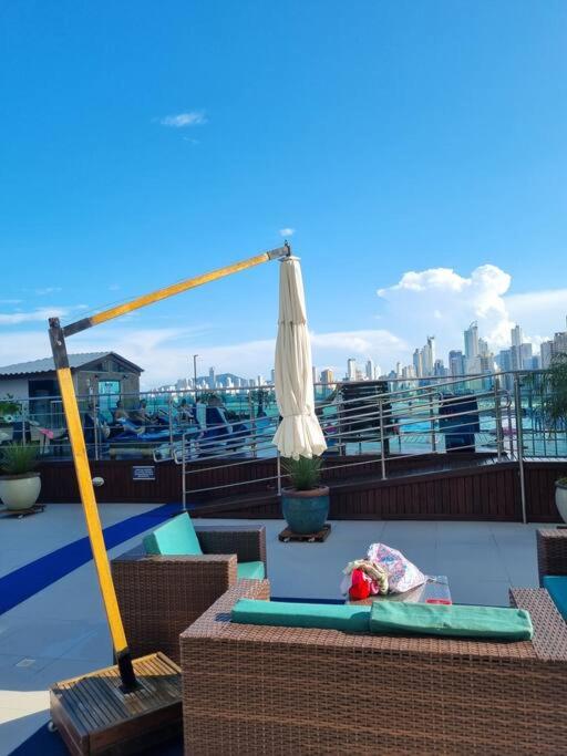 Frente Mar com Piscina, Garagem e Vista Linda
