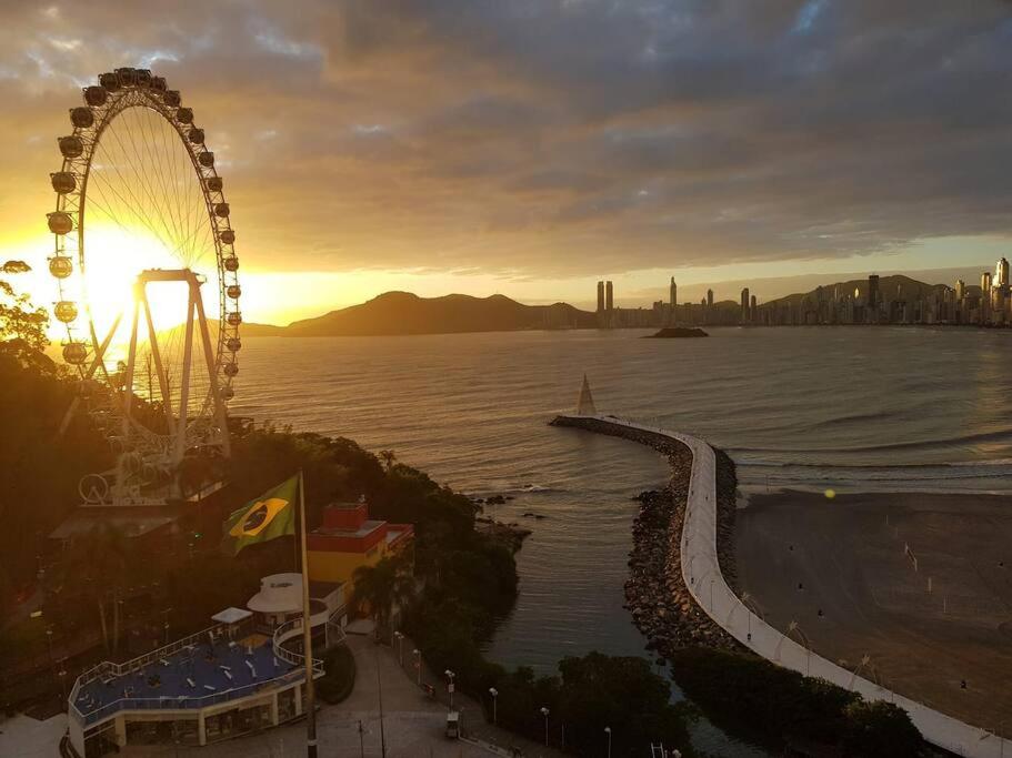 Frente Mar com Piscina, Garagem e Vista Linda