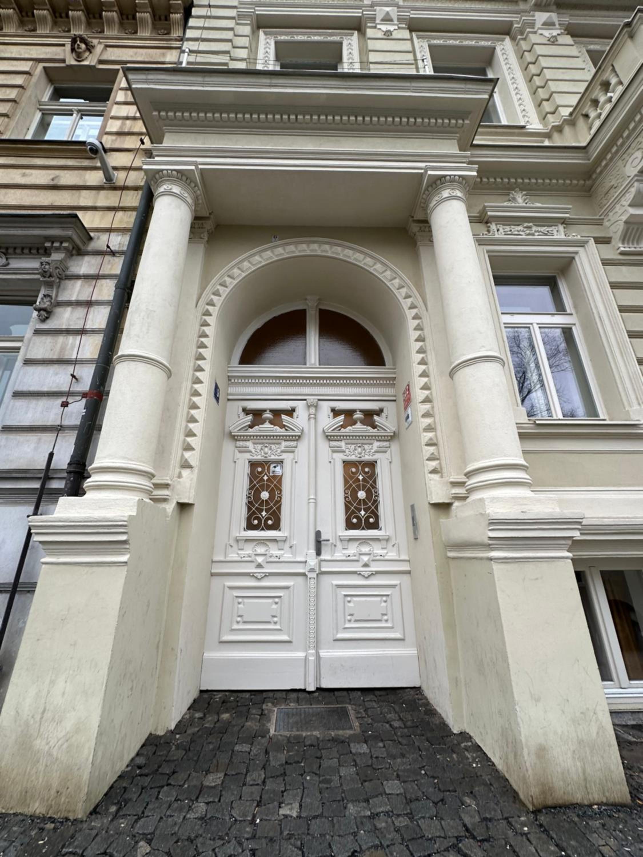 Wenceslas' Shi apartment