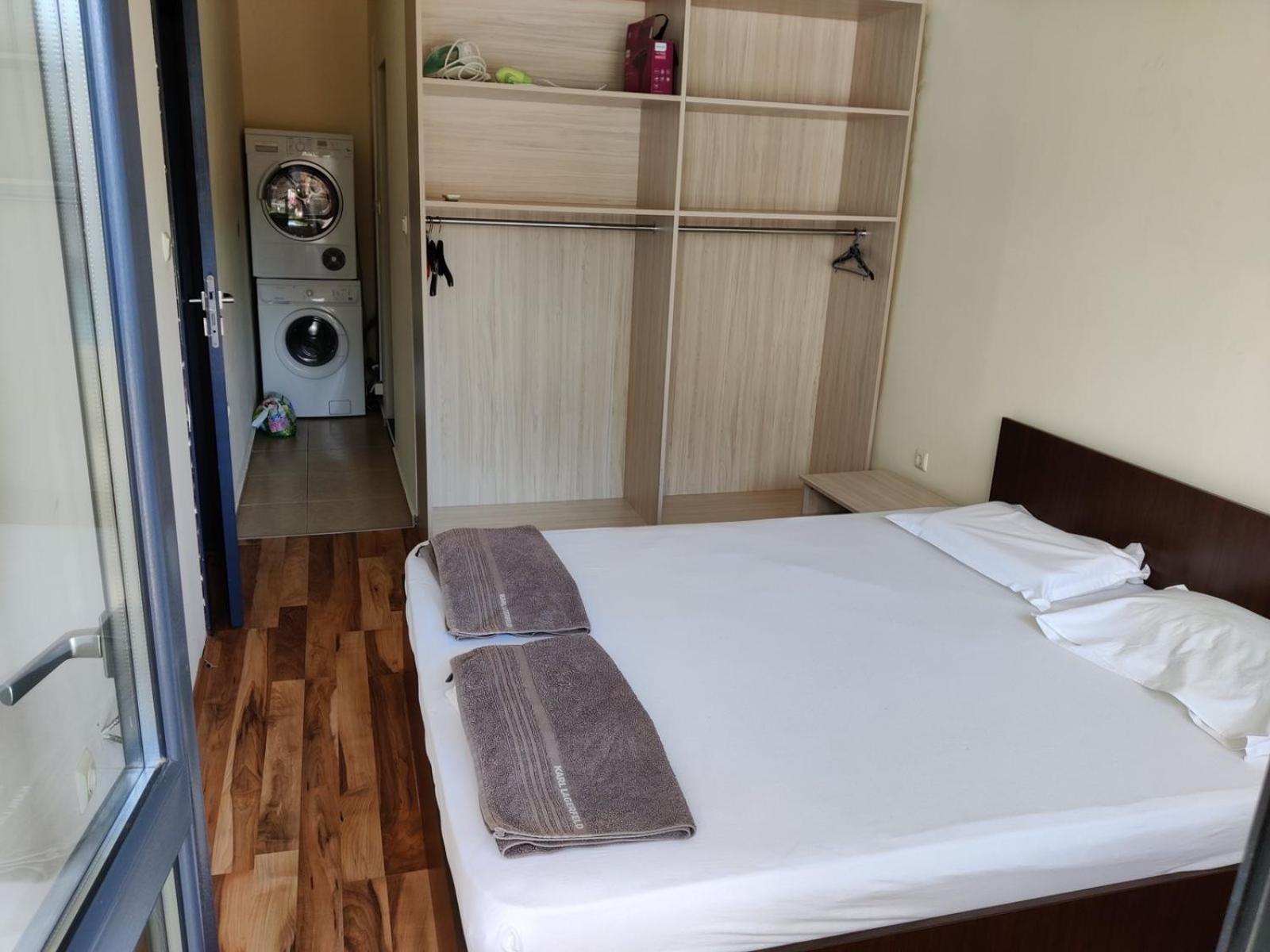 2-bed,2-bath, free private parking