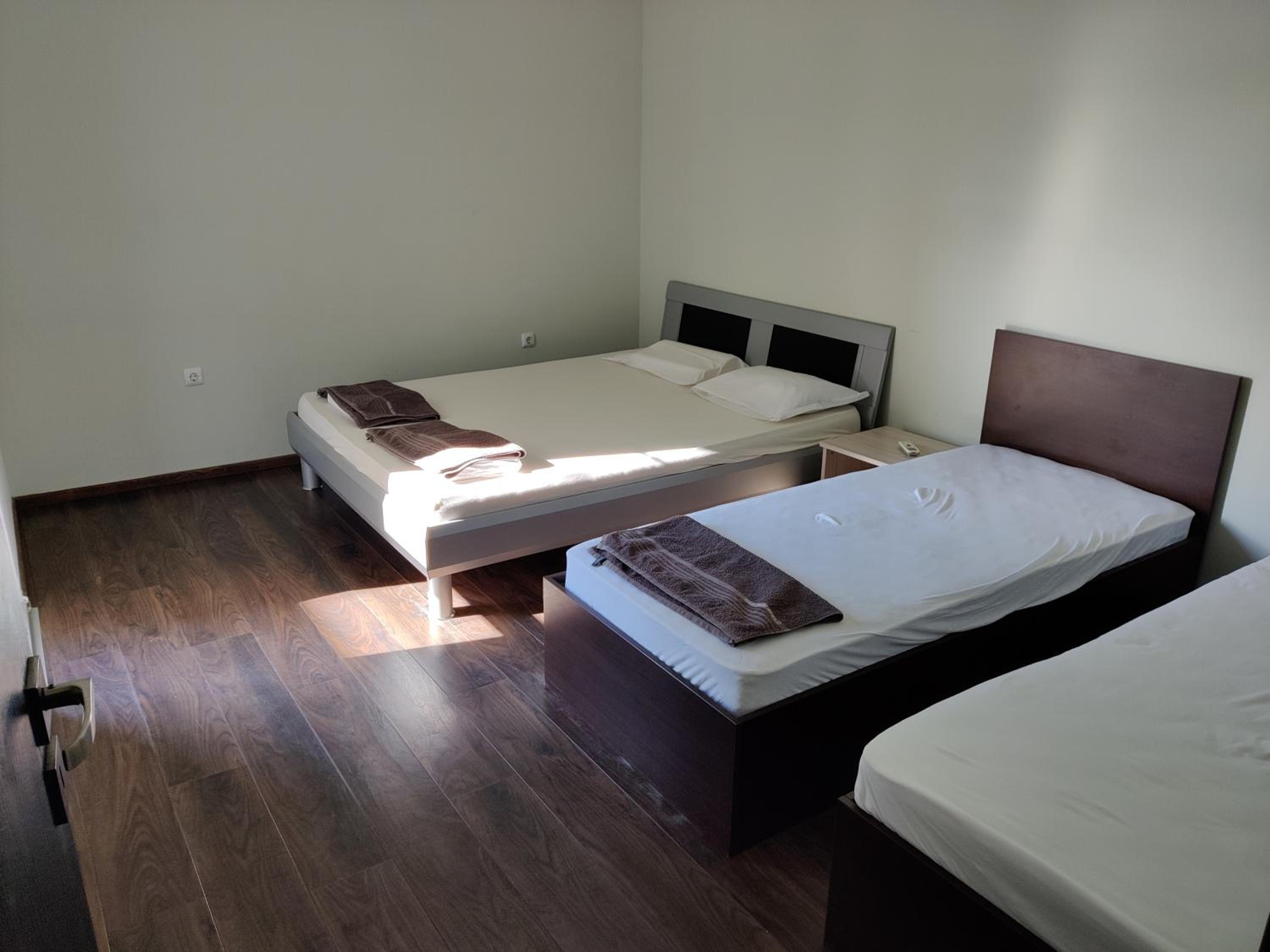 2-bed,2-bath, free private parking