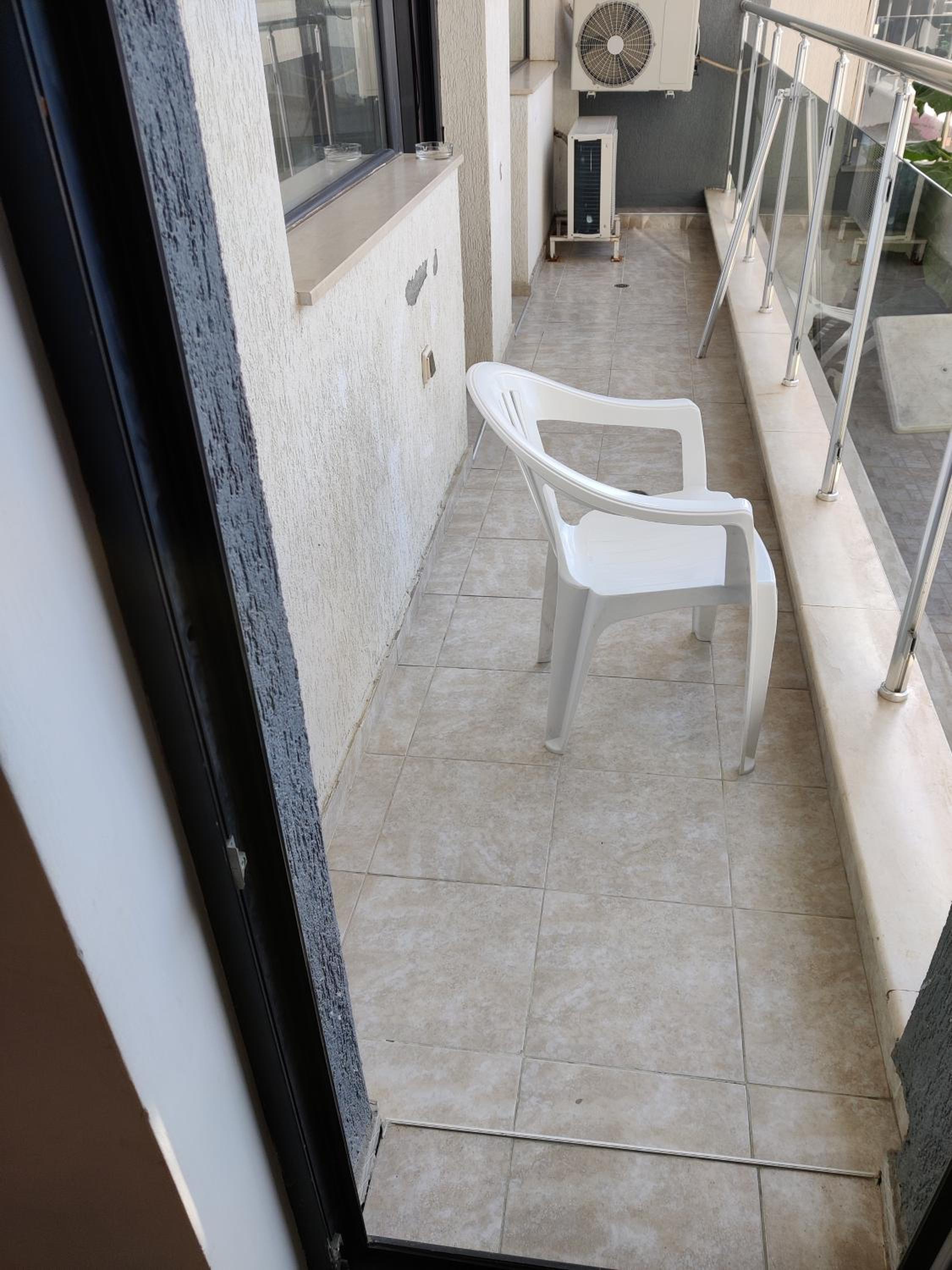 2-bed,2-bath, free private parking
