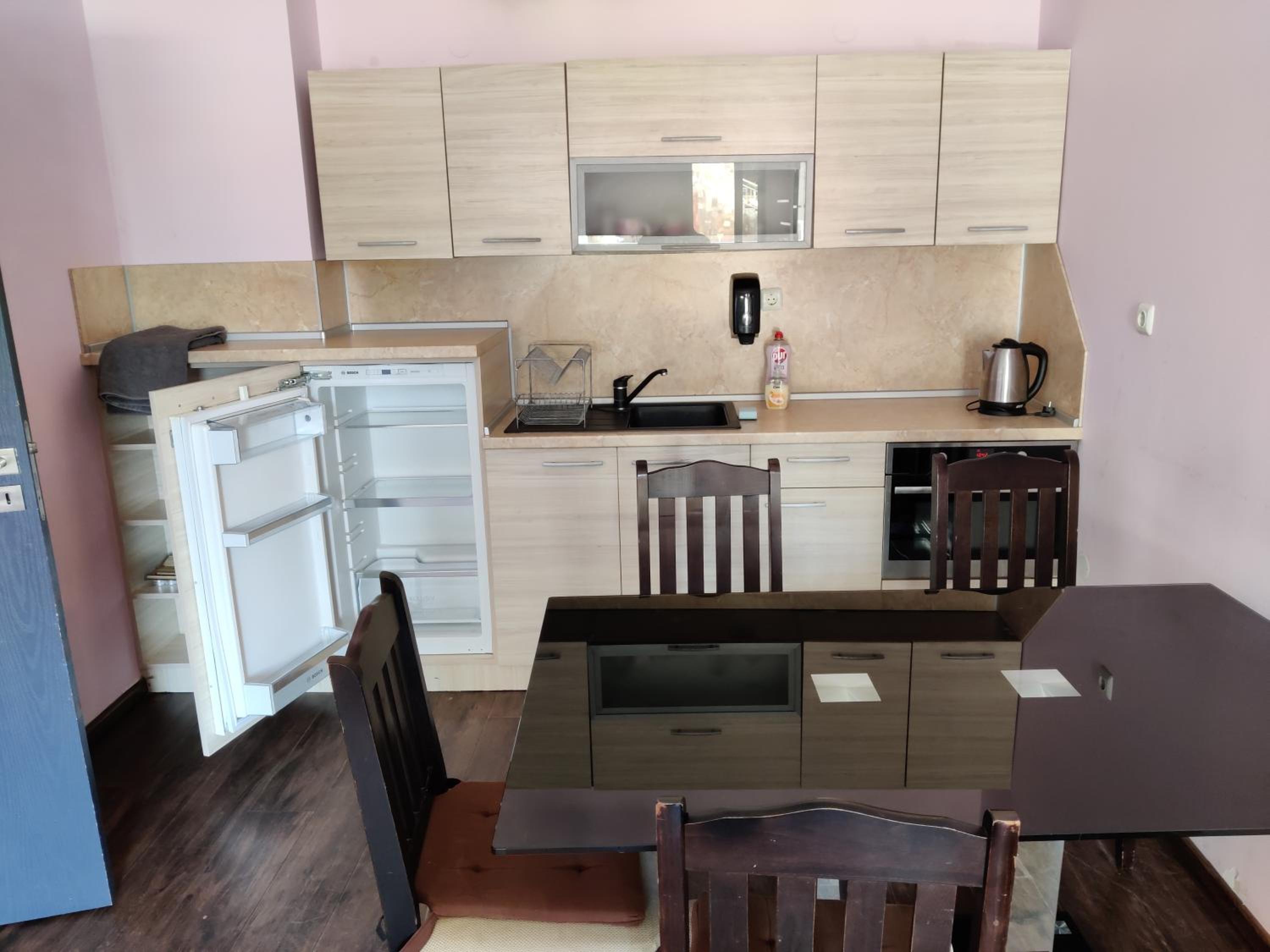 2-bed,2-bath, free private parking