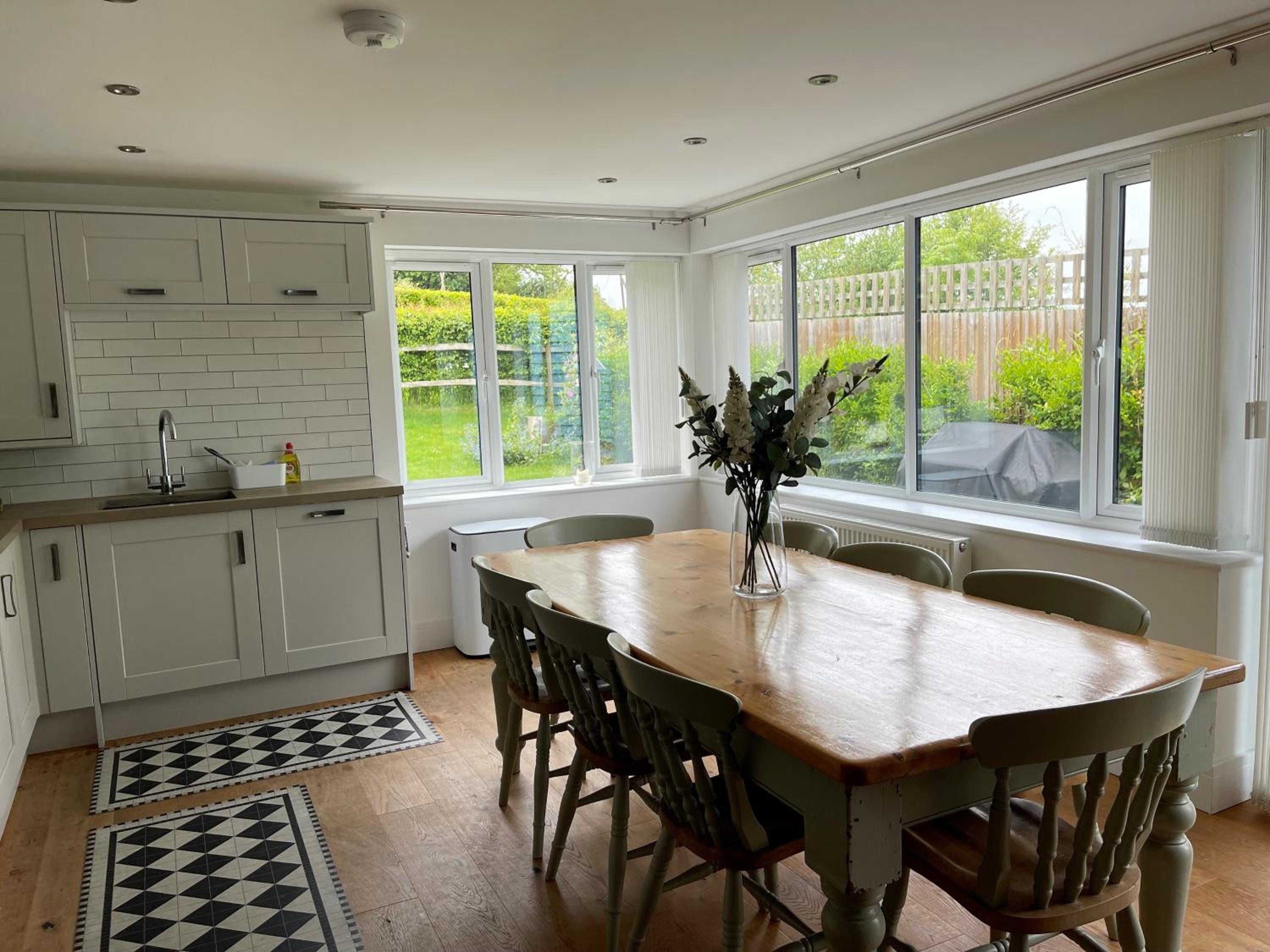 Stunning Country Views - 3 minutes walk to Beach view 3