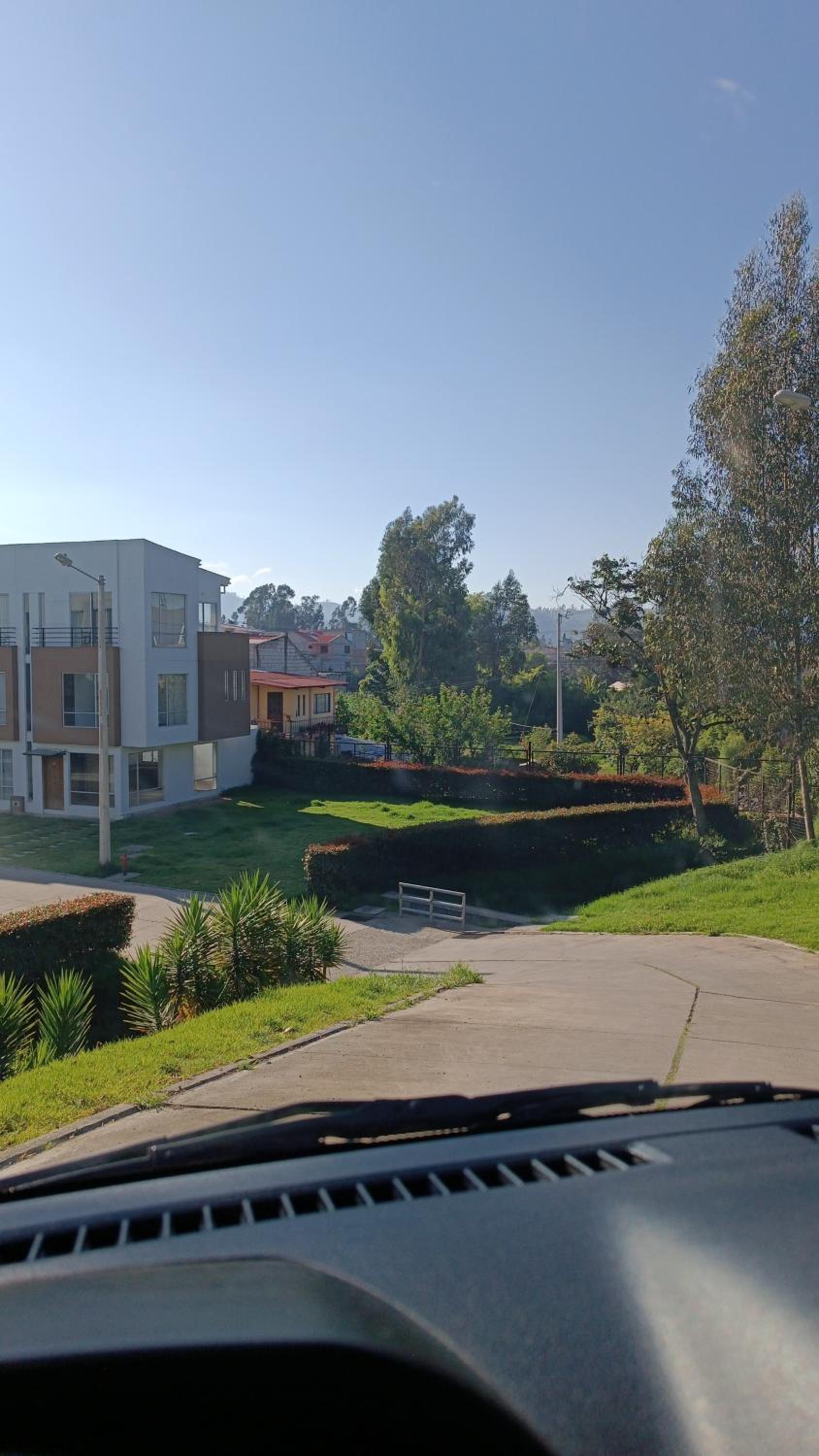 Vive un alojamiento privado, en una área tranquila con espacio verde view 2
