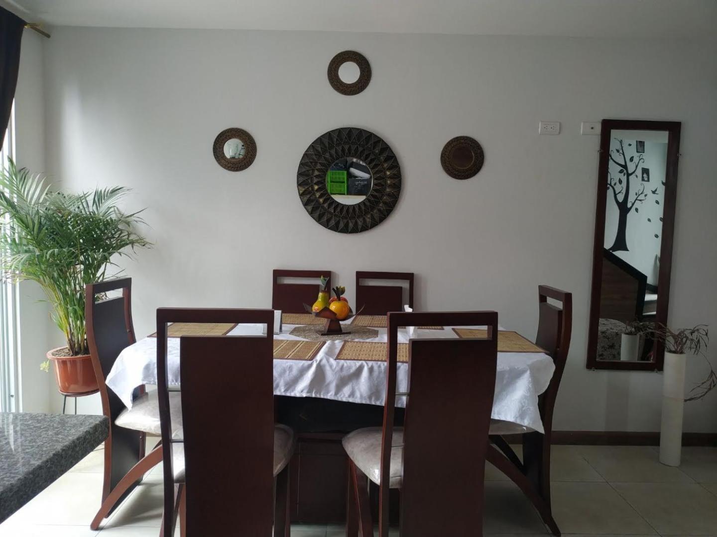 Vive un alojamiento privado, en una área tranquila con espacio verde view 4