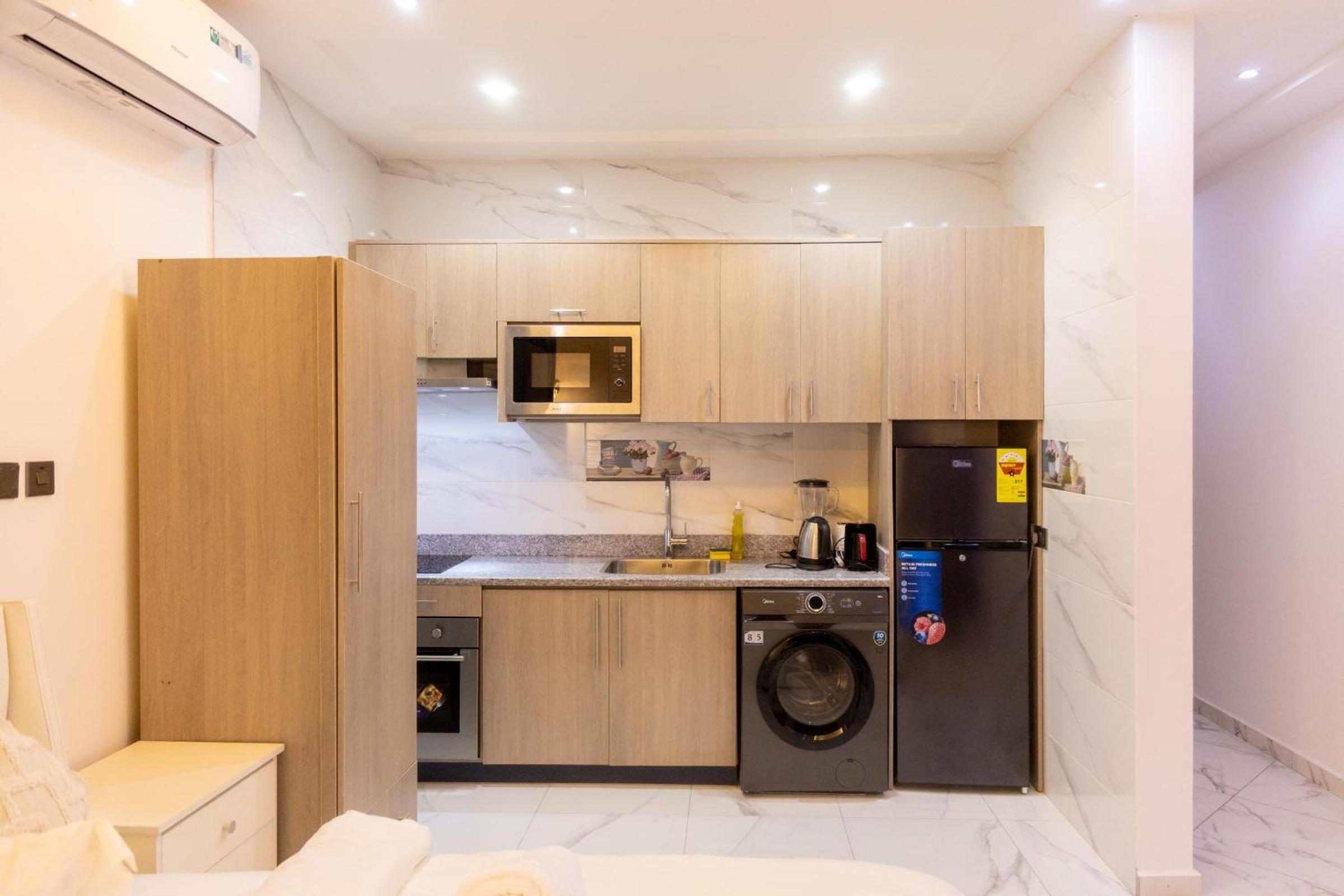 Premier Studio Apartment, East Airport view 5