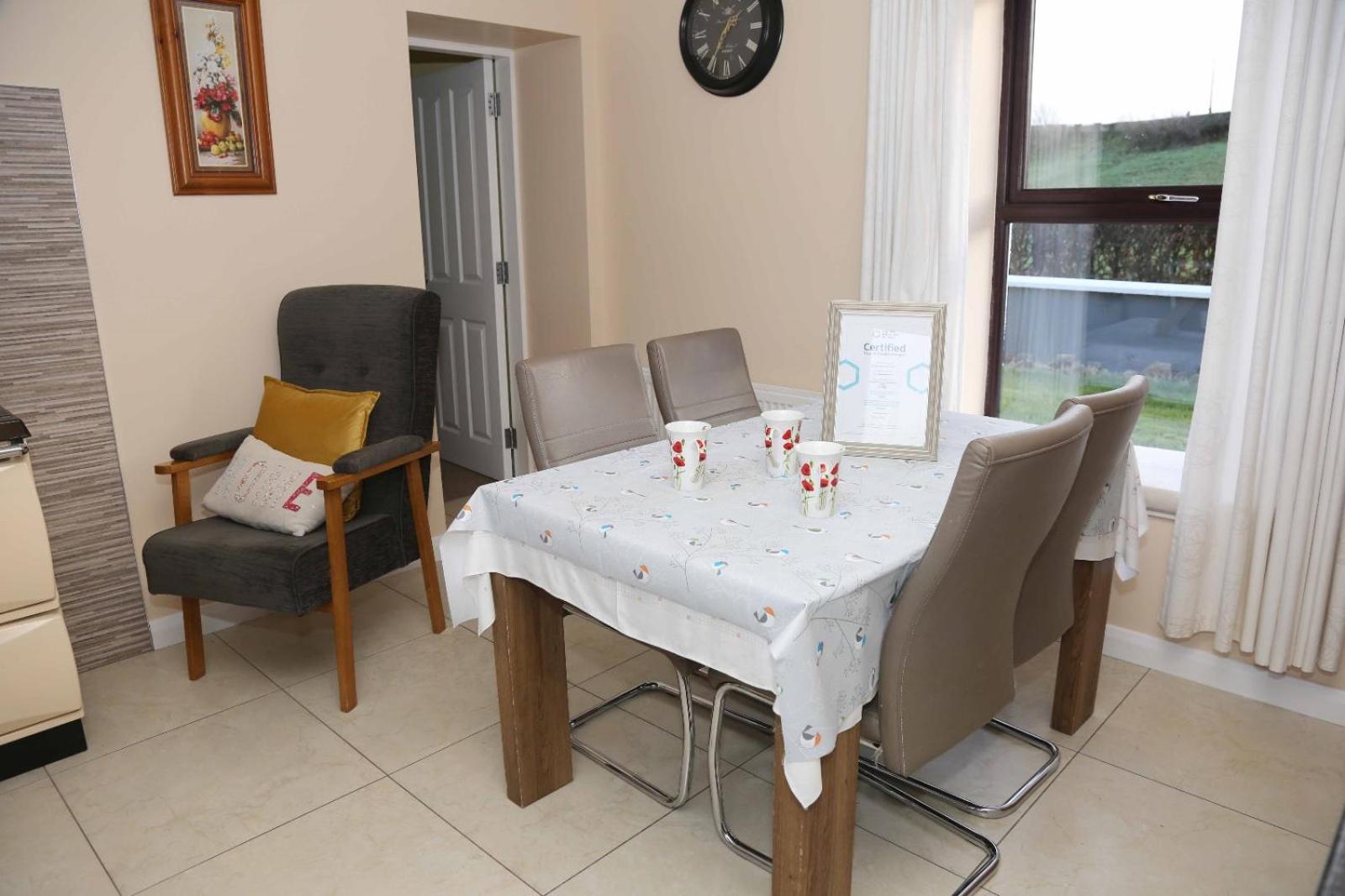 3 Bed Farmhouse - Sleeps 6 - Wifi - free Parking view 5