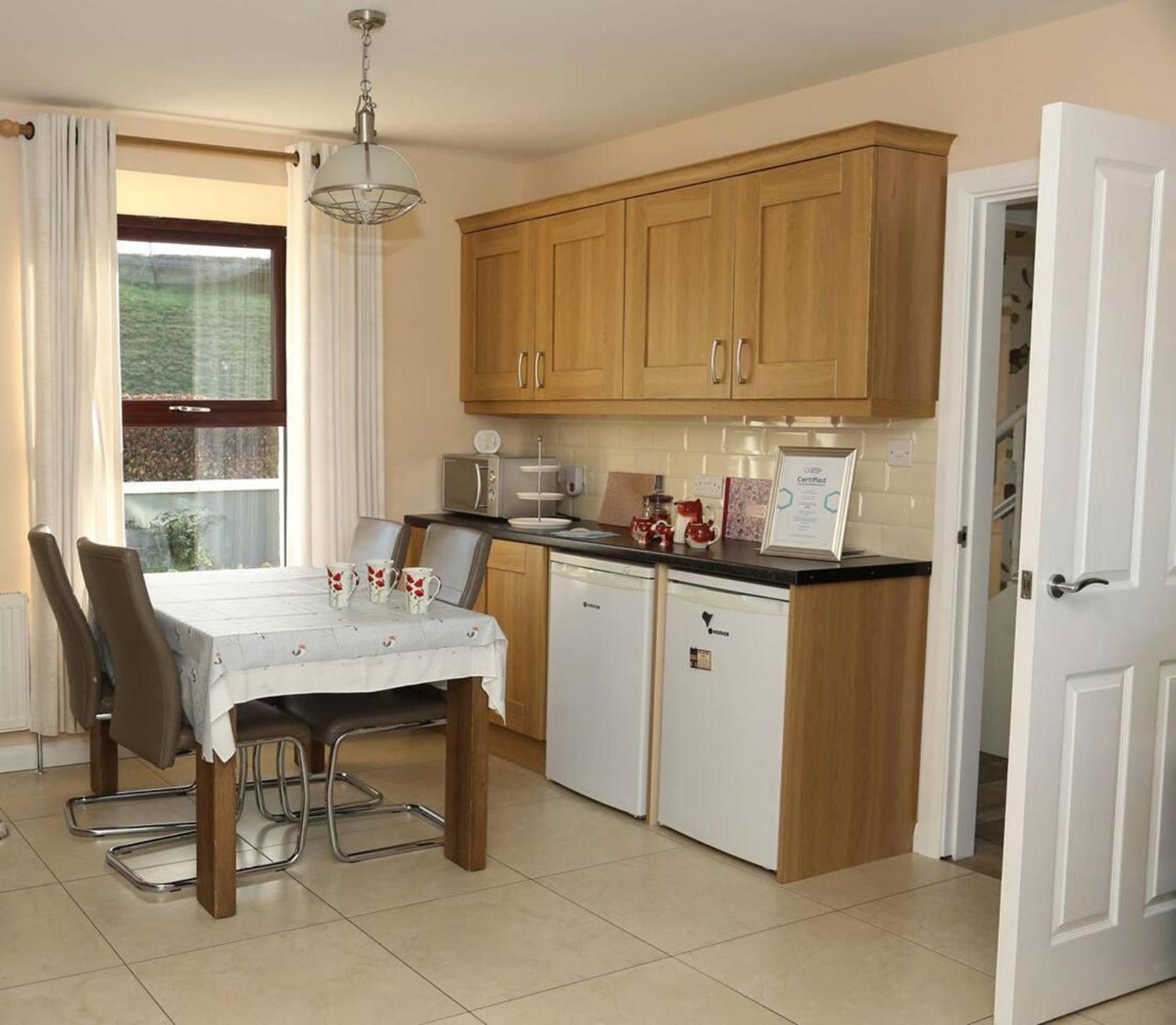 3 Bed Farmhouse - Sleeps 6 - Wifi - free Parking view 3