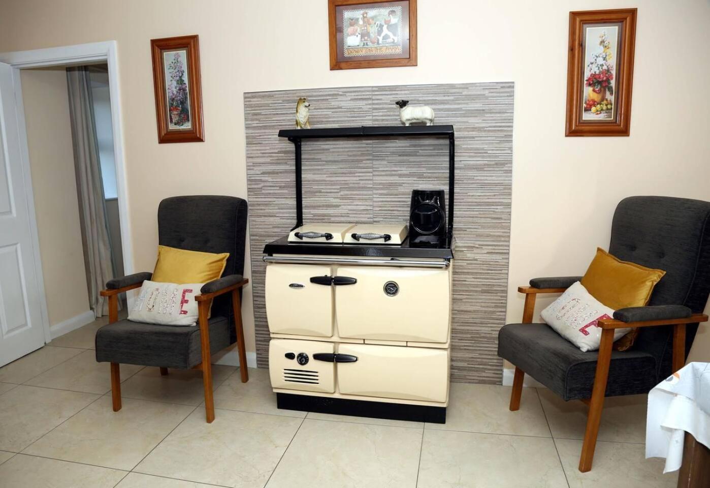 3 Bed Farmhouse - Sleeps 6 - Wifi - free Parking view 4