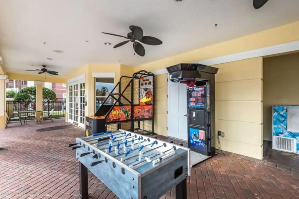 ENTIRE TOWNHOME ON VISTA CAY RESORT CLOSE TO PARKS