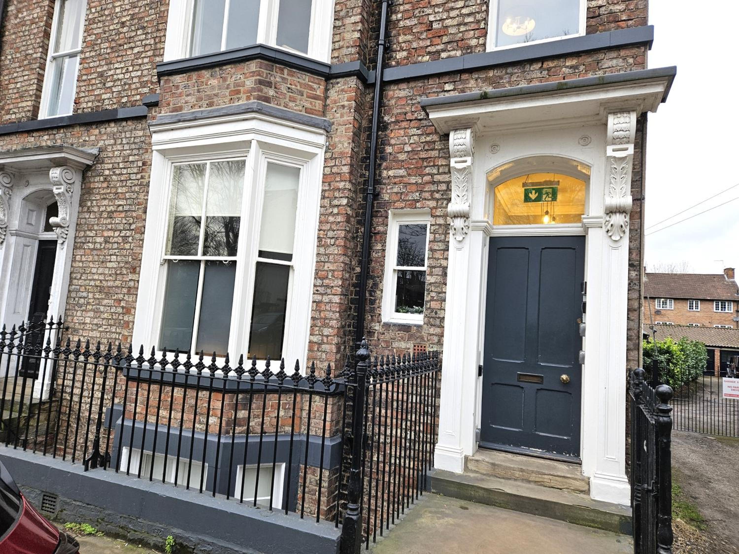 Cosy Loft Apartment Steps to City Walls & Minster view 5