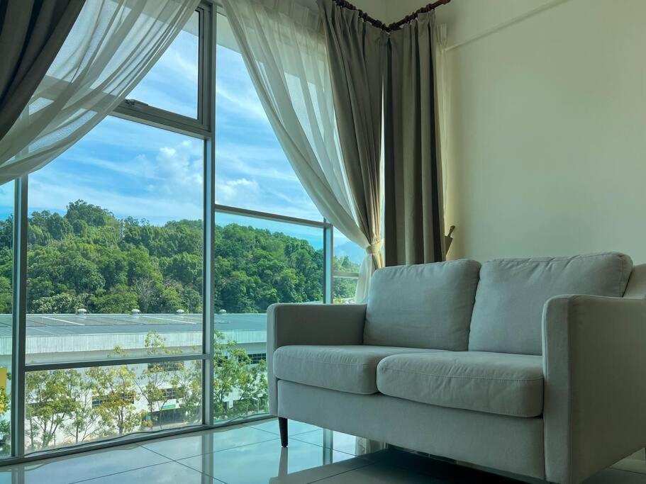 Comfy 2BR Condo with Swimming Pool & Free WiFi Netflix near Lake Garden Zoo photo 1