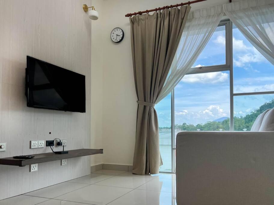 Comfy 2BR Condo with Swimming Pool & Free WiFi Netflix near Lake Garden Zoo photo 5