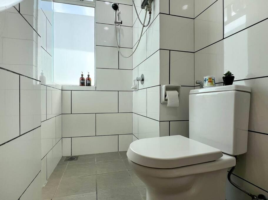Comfy 2BR Condo with Swimming Pool & Free WiFi Netflix near Lake Garden Zoo photo 8
