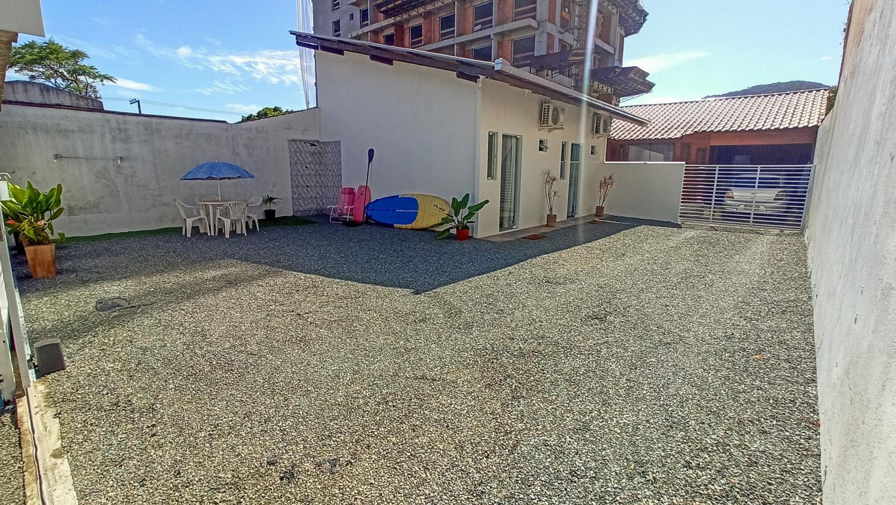 Suítes a 100m da praia e 800m do Beto Carrero