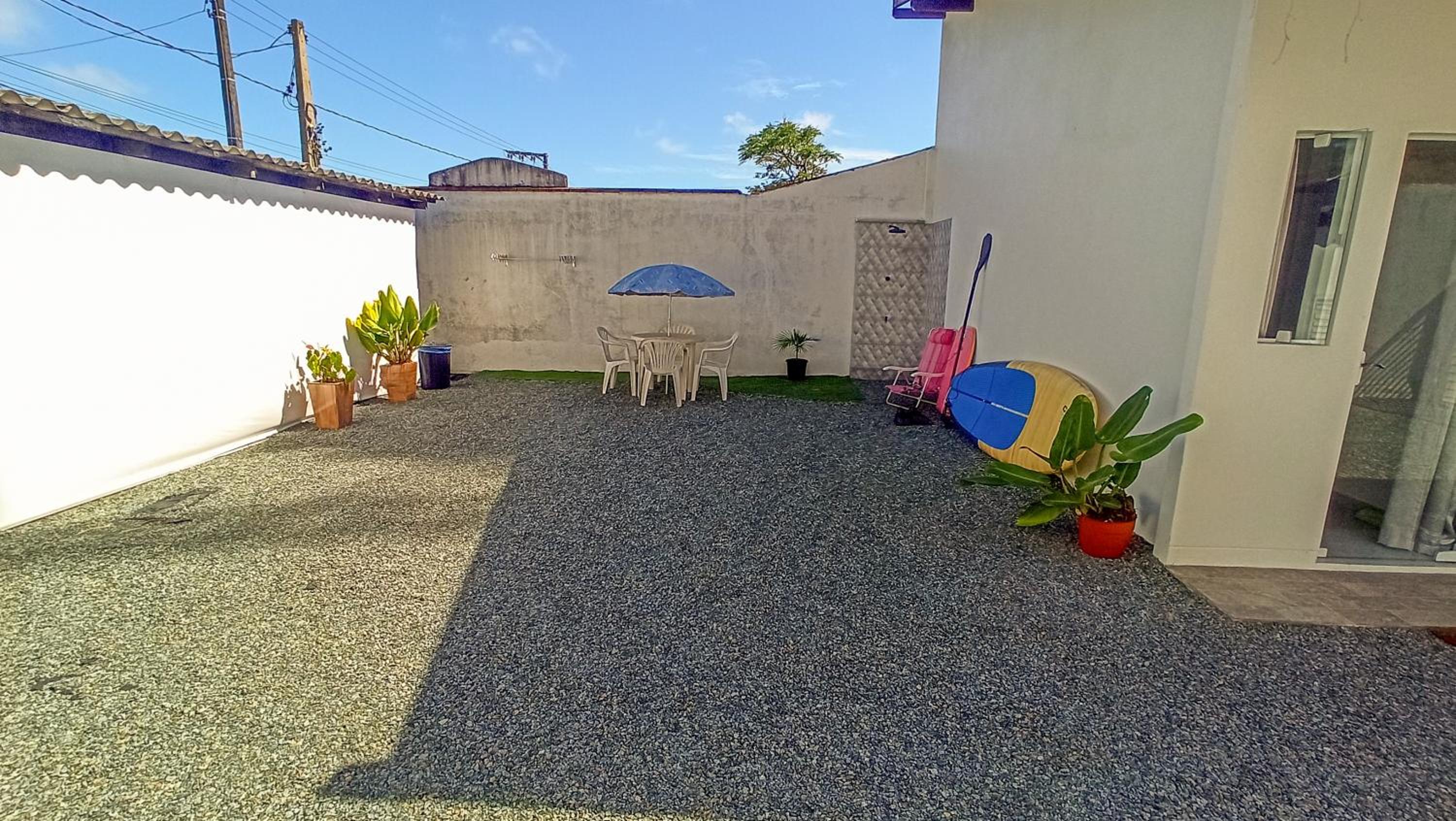 Suítes a 100m da praia e 800m do Beto Carrero