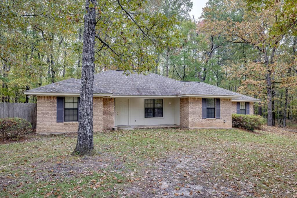 West Monroe Vacations - Rustic Flames 4-Bedroom Comfort - Property Image 15
