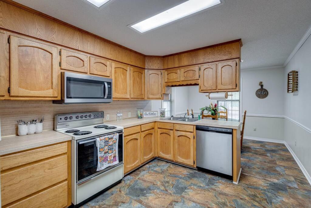West Monroe Vacations - Rustic Flames 4-Bedroom Comfort - Property Image 14