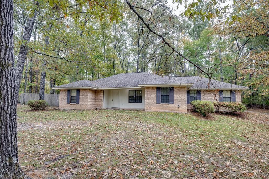West Monroe Vacations - Rustic Flames 4-Bedroom Comfort - Property Image 9