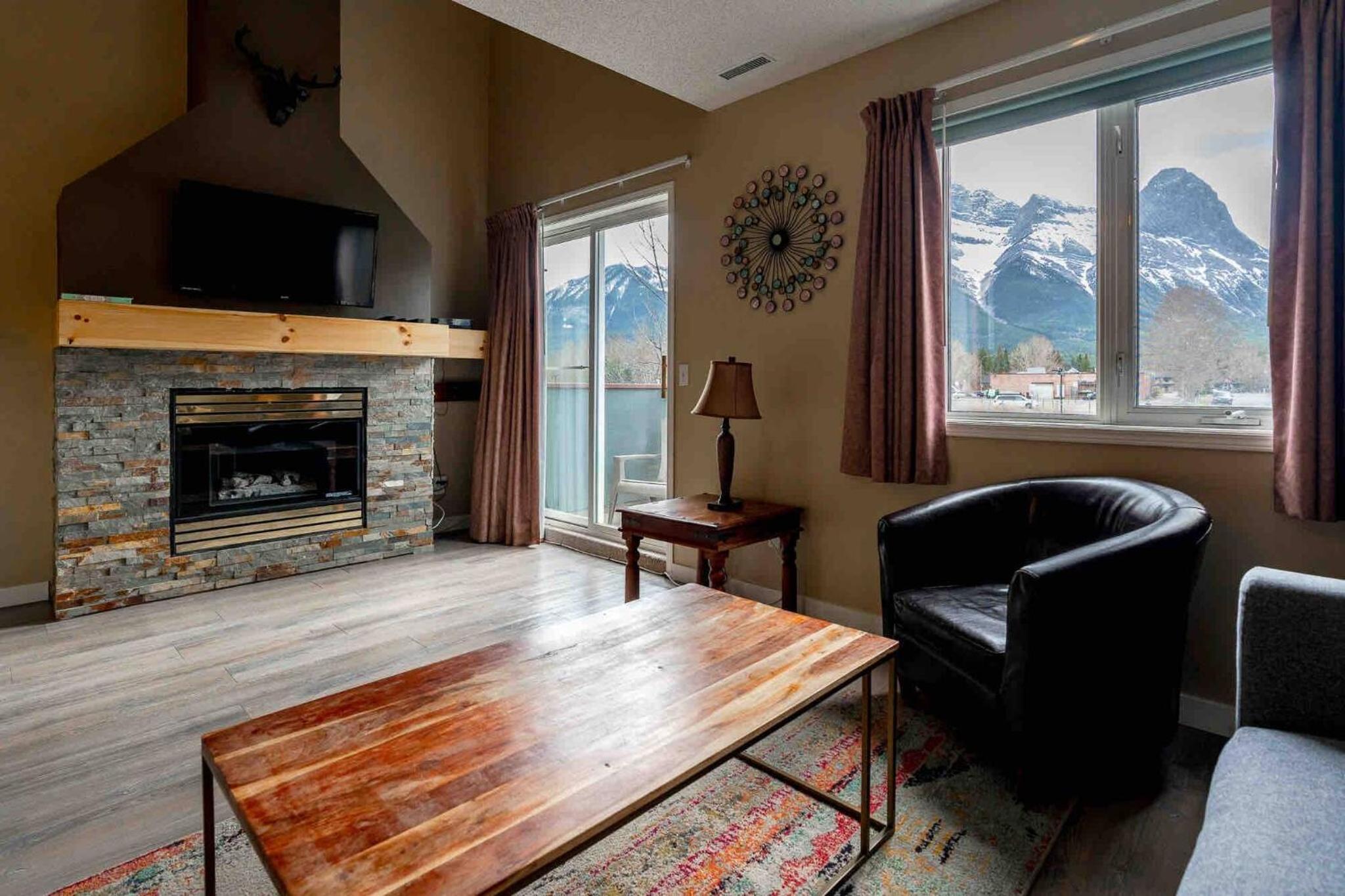 Mountain View 3br Loft Walk To Dt king fireplace