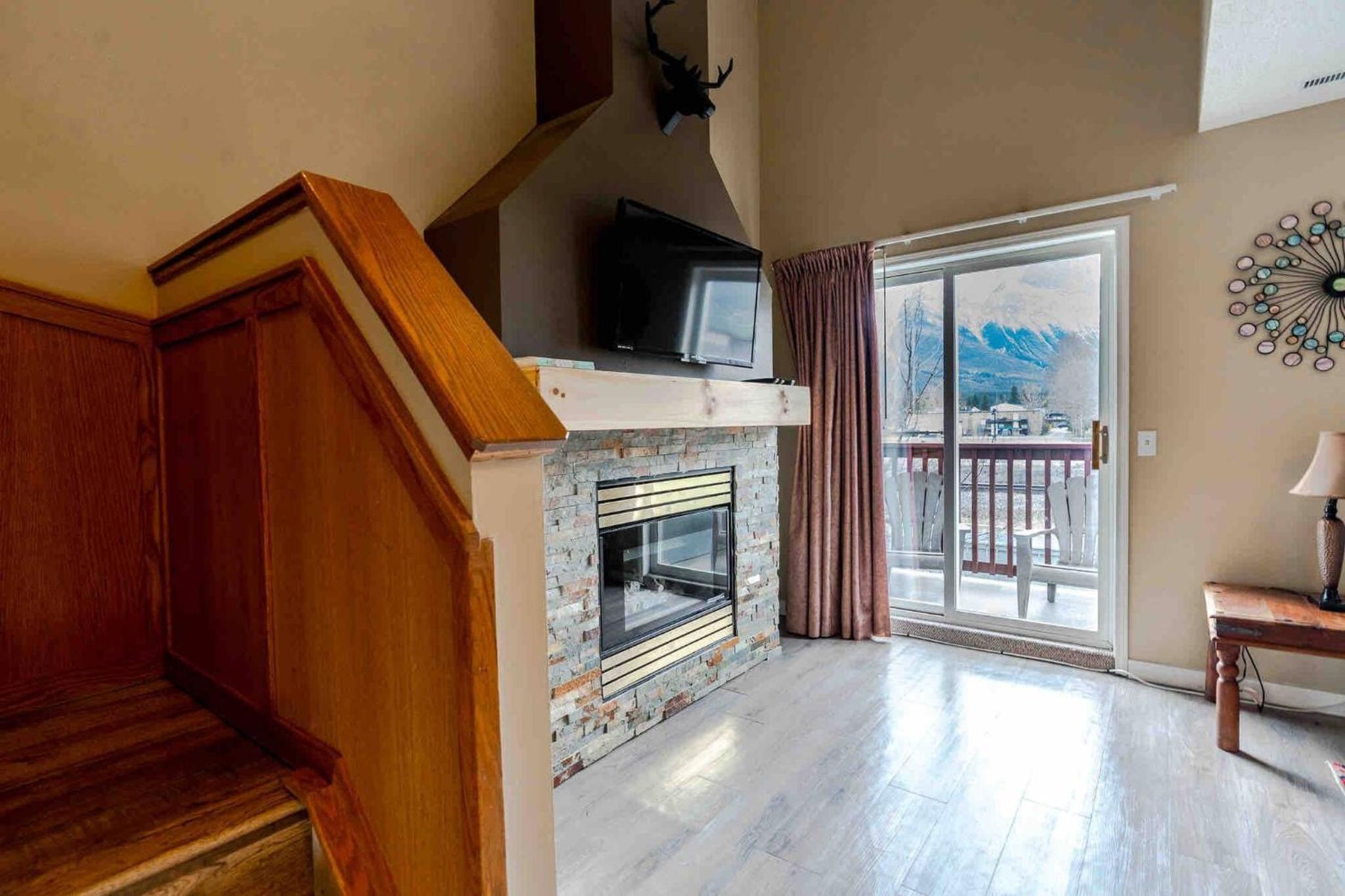 Mountain View 3br Loft Walk To Dt king fireplace