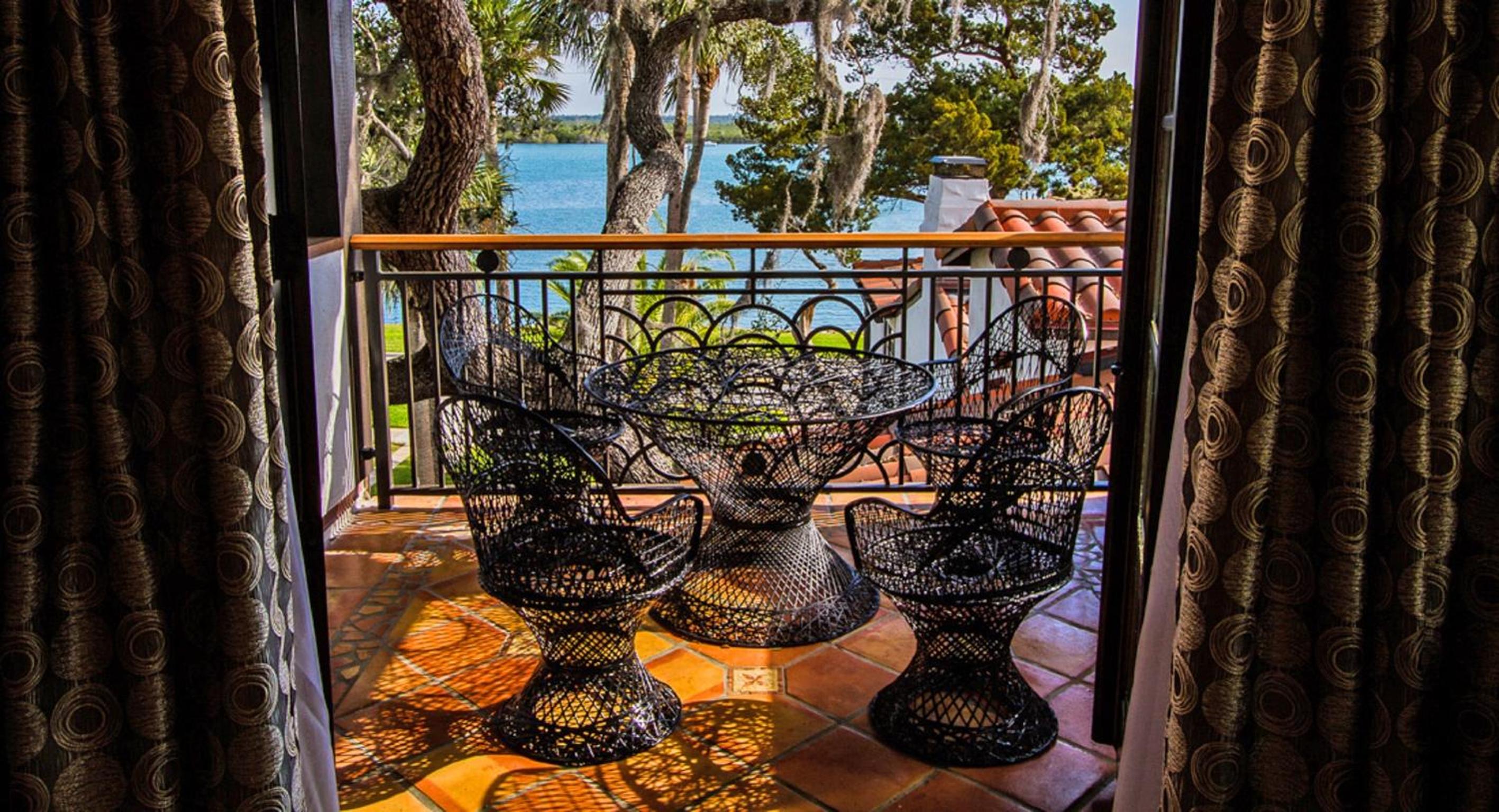 Black Dolphin Inn