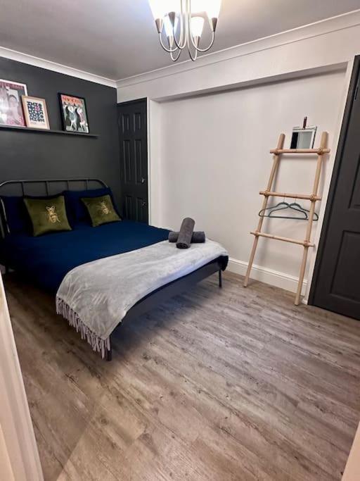 Quirky two bed apartment in Cheltenham town centre view 3