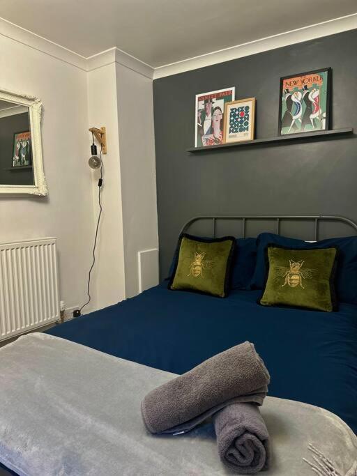 Quirky two bed apartment in Cheltenham town centre view 2