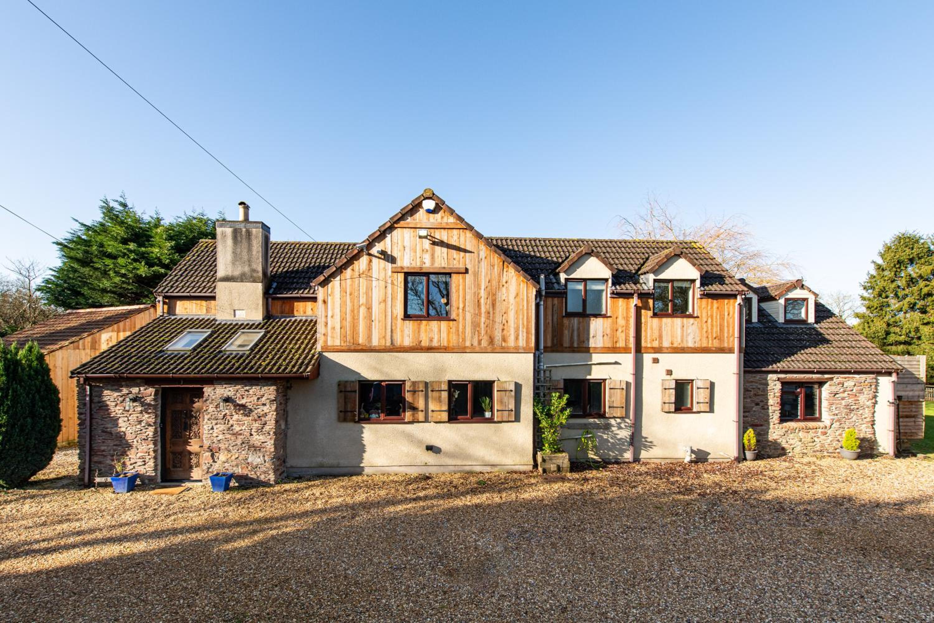 Cheerful 7-bedroom house with hot tub sleeps 25 view 2