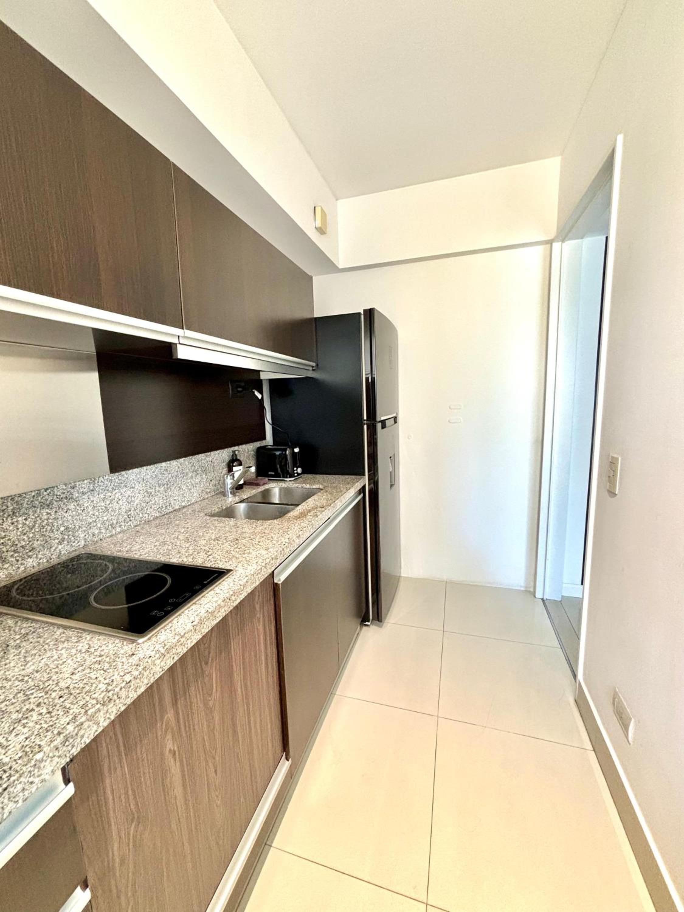 Bright modern apartment with full amenities and parking with 24hs security