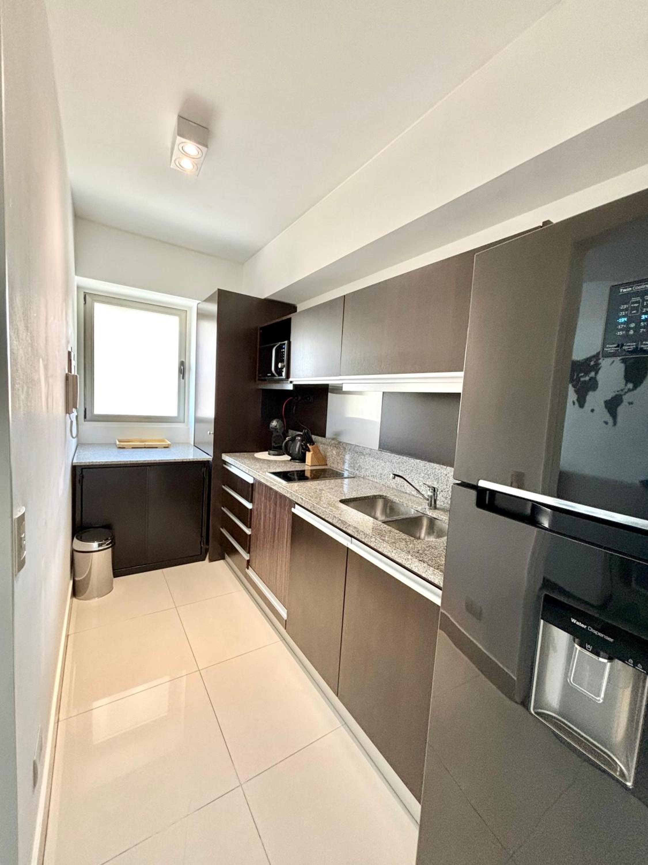 Bright modern apartment with full amenities and parking with 24hs security