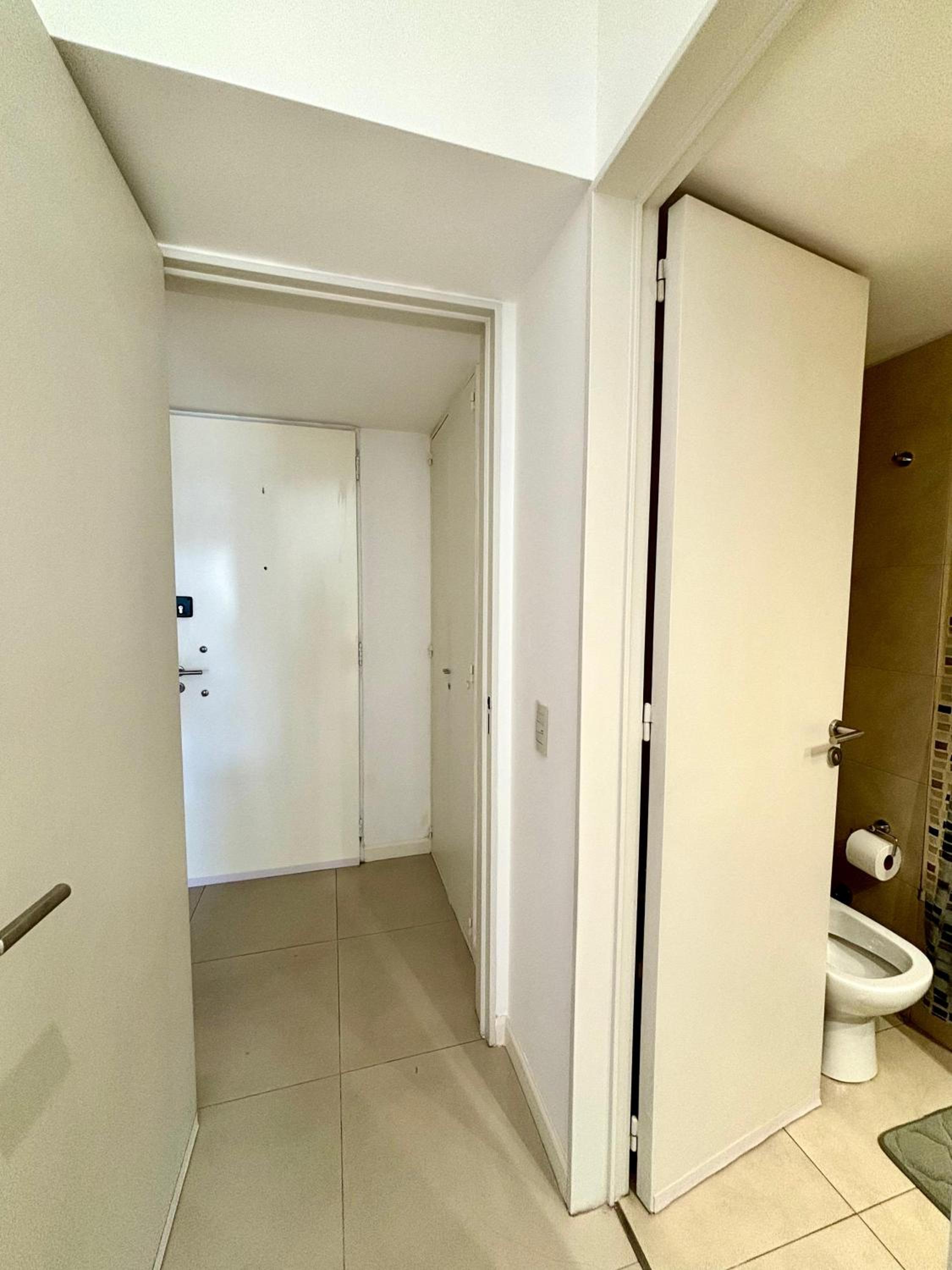 Bright modern apartment with full amenities and parking with 24hs security