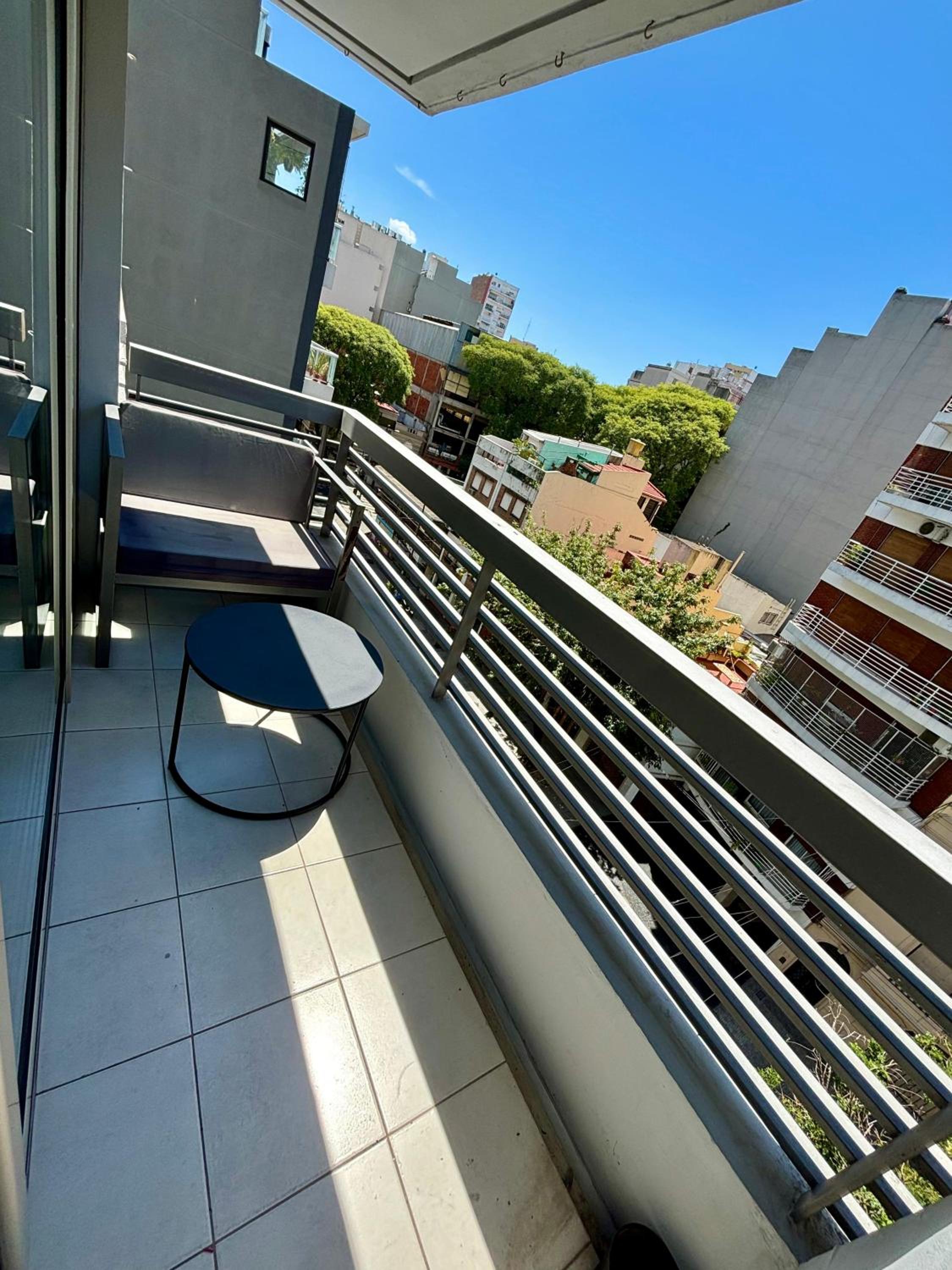 Bright modern apartment with full amenities and parking with 24hs security