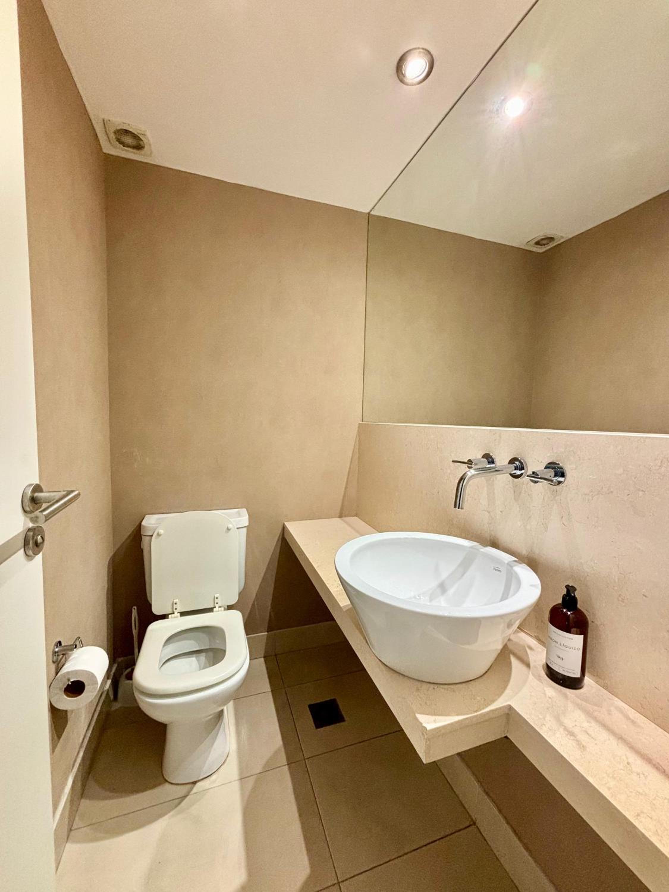 Bright modern apartment with full amenities and parking with 24hs security