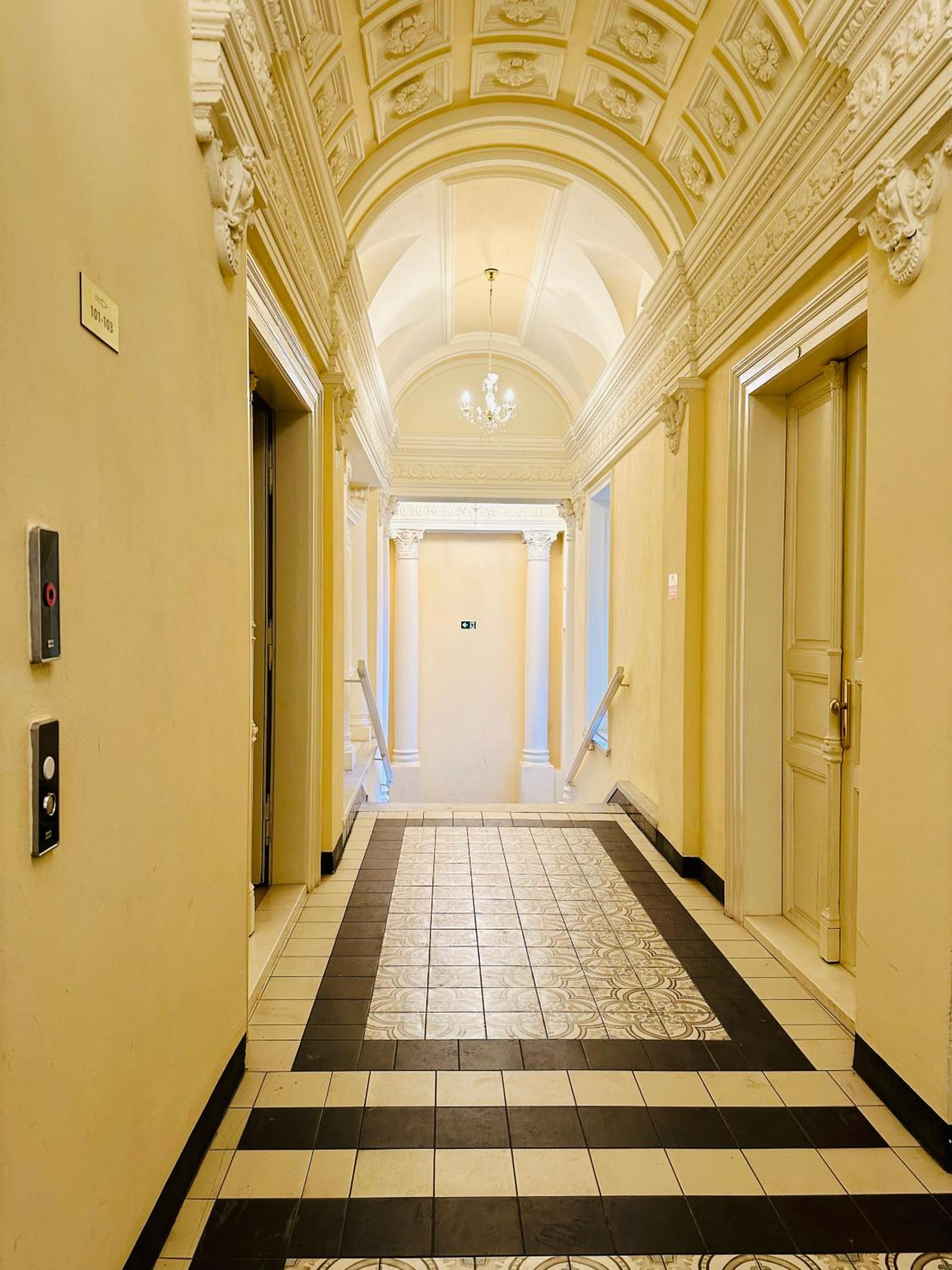 Wenceslas' Shi apartmen 02