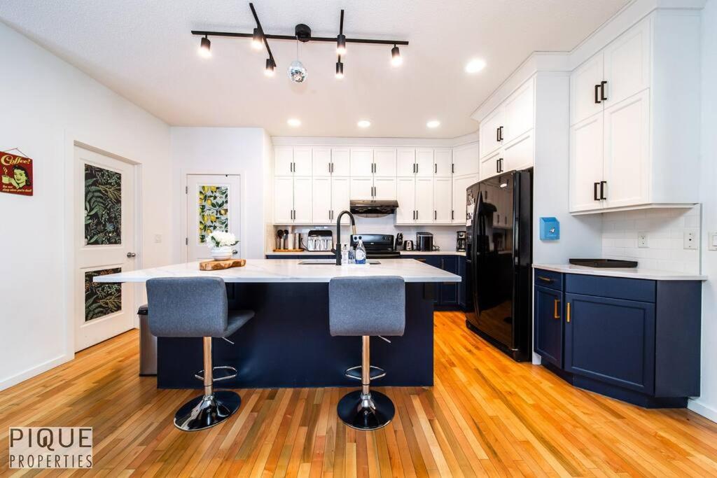 The Obsolete Suite - King Bed - Fireplace - Pet Friendly