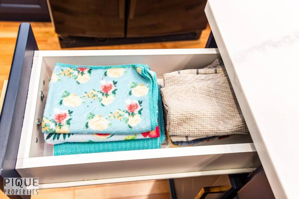 The Obsolete Suite - King Bed - Fireplace - Pet Friendly