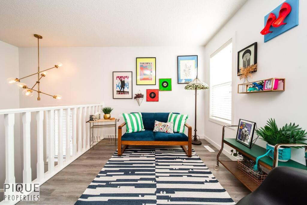 The Obsolete Suite - King Bed - Fireplace - Pet Friendly