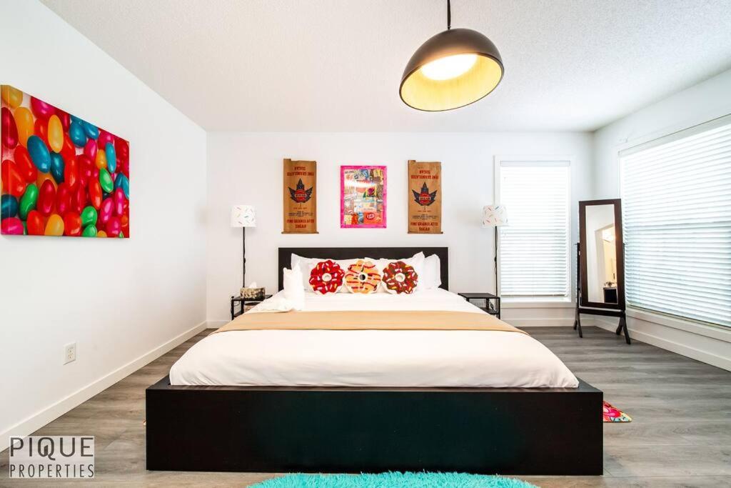 The Obsolete Suite - King Bed - Fireplace - Pet Friendly